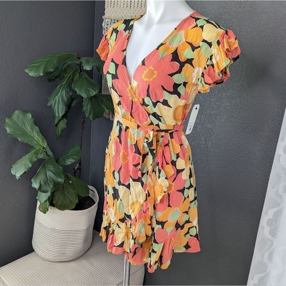 Billabong Floral Wrap Dress - Picture 2 of 10